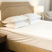 Постельное белье 2 спальное для гостиниц и отелей из сатина фото